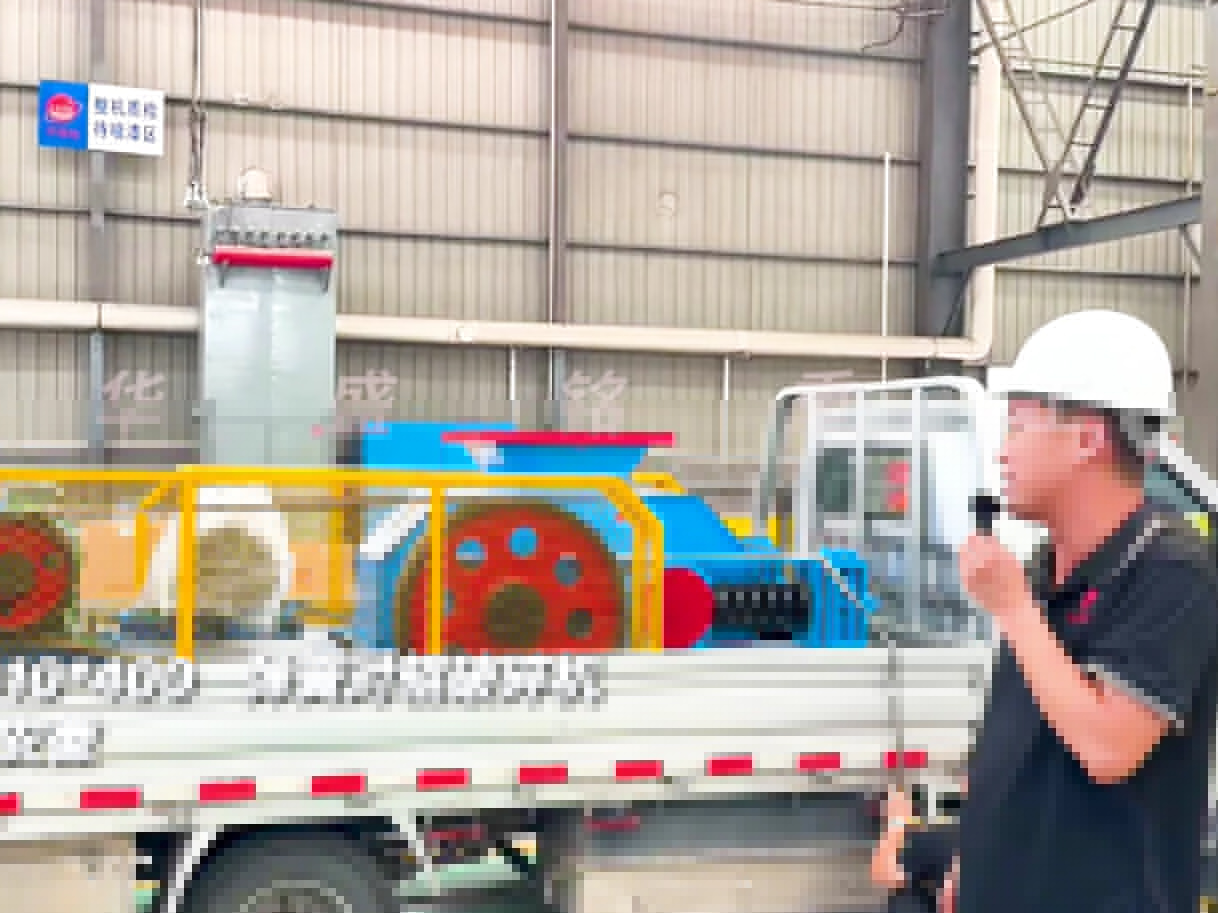 610*400彈簧對輥制砂機(jī)發(fā)往安徽六安圖片